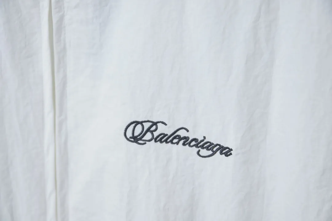 Balenciaga 𝘽𝘼𝙇𝙀𝙉𝘾𝙄𝘼𝙂𝘼 BLCG 26SS 71 cursive signature letter embroidery sports suit Light luxury A must-have item for men and women's daily commuting Correct version Welcome to compare Detailed features · Customized matt Taslan jacket fabric · The fabric has undergone a waterproof coating process · The interior is made of three-grade polyester bird's eye mesh · OS ultra-loose silhouette design · Side zipper pockets Small stand-up collar design · Internal zipper pocket design · Elastic waistband design at the hem · Customized molded hardware zipper Jacket double puller design · Tajima high-speed embroidery machine with 100,000-needle three-dimensional design · Double side pockets on trousers · Original main mark and washed tag brand packaging Color: Black/White Size: 46/48/50/52